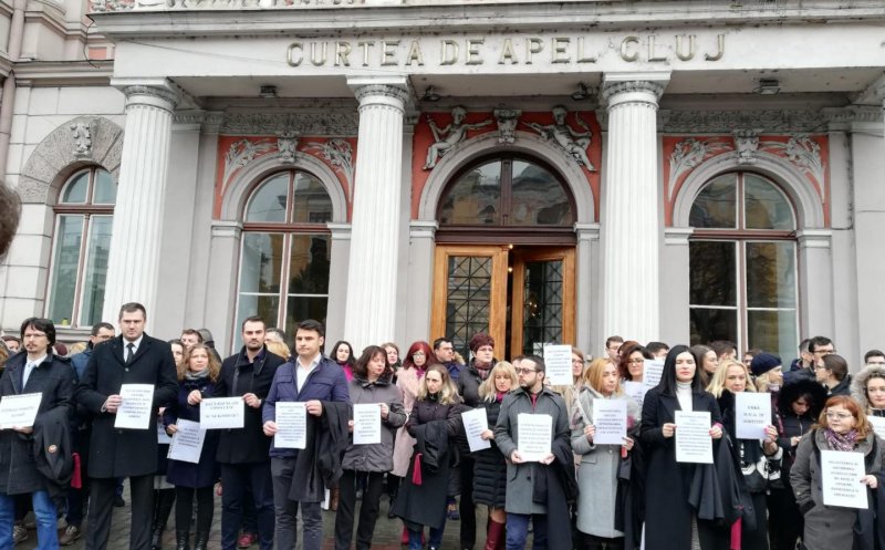 Protest al magistraţilor din Cluj. Cu banderole albe