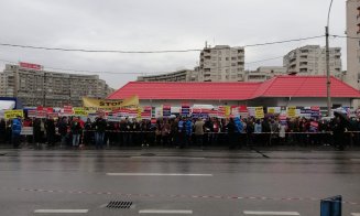 Circ la Consiliul Judeţean. Sindicaliştii de la aeroport, întâmpinaţi cu un banner gigant: "Noi nu apărăm inculpaţi. Degeaba urlaţi. #cecio"