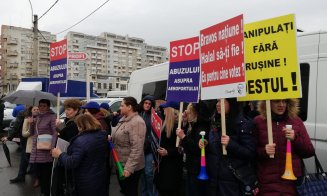 Circ la Consiliul Judeţean. Sindicaliştii de la aeroport, întâmpinaţi cu un banner gigant: "Noi nu apărăm inculpaţi. Degeaba urlaţi. #cecio"