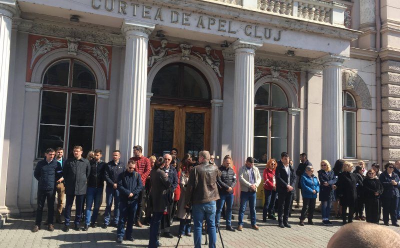 Protestul magistraţilor continuă la Cluj. Li s-au alăturat grefierii şi clujenii
