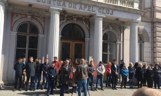 Protestul magistraţilor continuă la Cluj. Li s-au alăturat grefierii şi clujenii