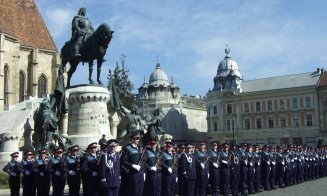 Premieră la Cluj. Elevii Şcolii de Agenţi de Poliţie au depus jurământul în centrul oraşului