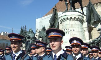 Premieră la Cluj. Elevii Şcolii de Agenţi de Poliţie au depus jurământul în centrul oraşului