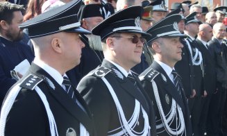 Premieră la Cluj. Elevii Şcolii de Agenţi de Poliţie au depus jurământul în centrul oraşului