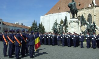 Premieră la Cluj. Elevii Şcolii de Agenţi de Poliţie au depus jurământul în centrul oraşului