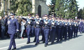 Premieră la Cluj. Elevii Şcolii de Agenţi de Poliţie au depus jurământul în centrul oraşului