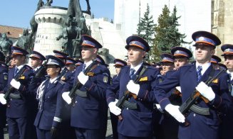 Premieră la Cluj. Elevii Şcolii de Agenţi de Poliţie au depus jurământul în centrul oraşului
