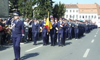 Premieră la Cluj. Elevii Şcolii de Agenţi de Poliţie au depus jurământul în centrul oraşului