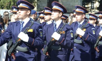 Premieră la Cluj. Elevii Şcolii de Agenţi de Poliţie au depus jurământul în centrul oraşului