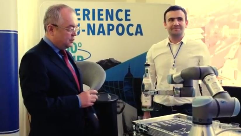 Emil Boc, la un pahar de țuică cu... roboții