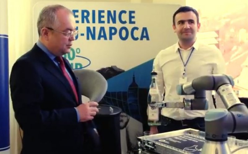 Emil Boc, la un pahar de țuică cu... roboții