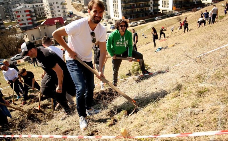 Pădurea ‘U’nor inimi românești prinde contur. Fotbaliștii și baschetbaliștii de la "U" Cluj au plantat arbori alături de suporteri