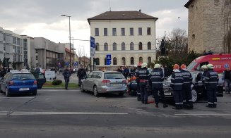 "Cursă" eşuată în centrul Clujului: 2 persoane la spital, 4 maşini avariate