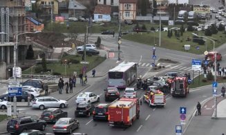 "Cursă" eşuată în centrul Clujului: 2 persoane la spital, 4 maşini avariate