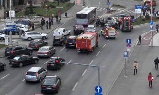 "Cursă" eşuată în centrul Clujului: 2 persoane la spital, 4 maşini avariate