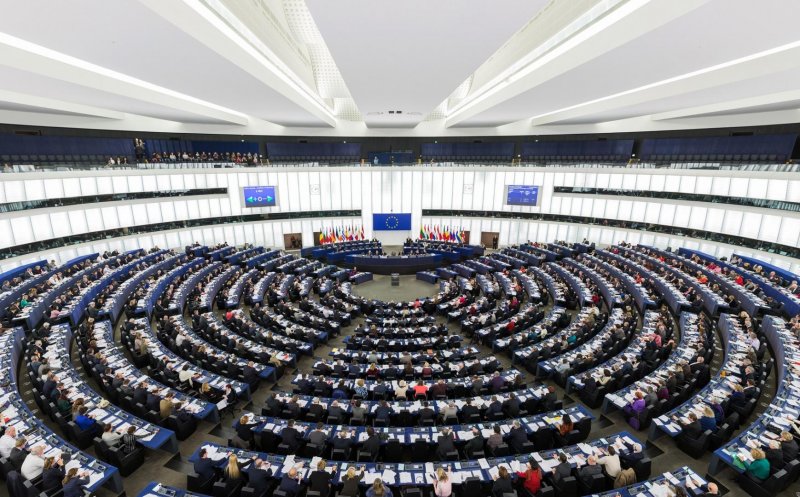 Cât câştigă un europarlamentar pe lună. Ce alte beneficii mai au aleşii în PE