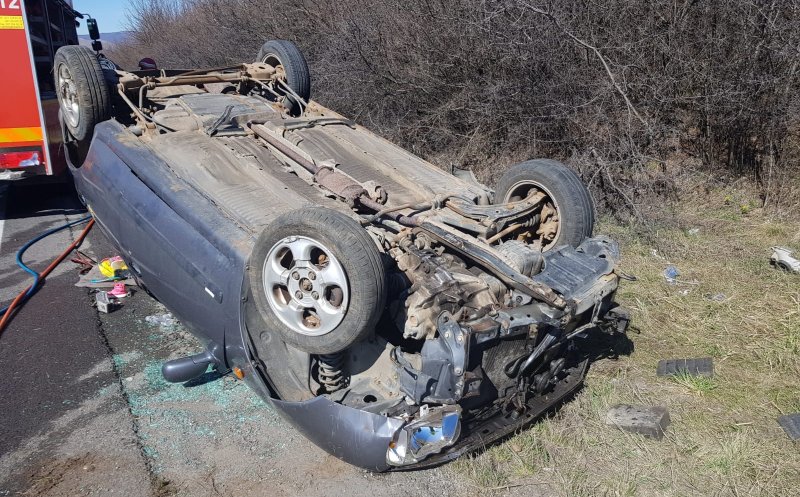 Maşină răsturnată lângă Huedin. Trei răniţi, printre care doi copii mici