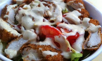 Salată de primăvară cu pui. O poţi pune pachet la serviciu