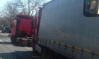 Accident pe un drum din Cluj. Implicat şi un TIR
