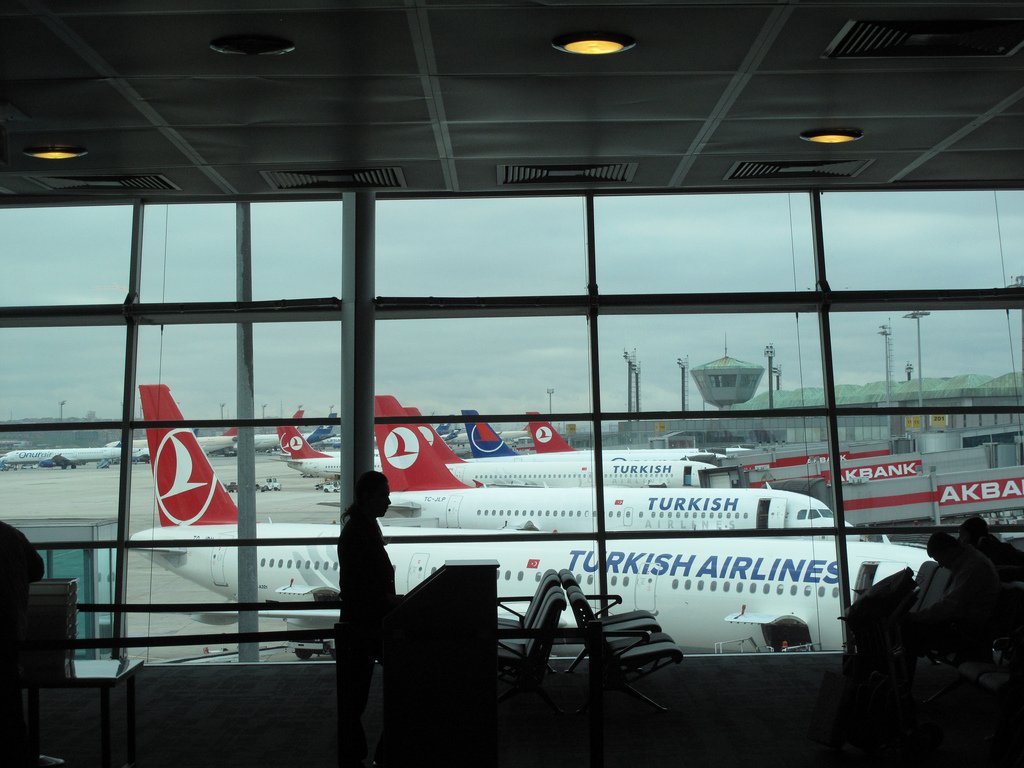 Atenţionare de călătorie în Turcia. Se închide aeroportul "Atatürk"