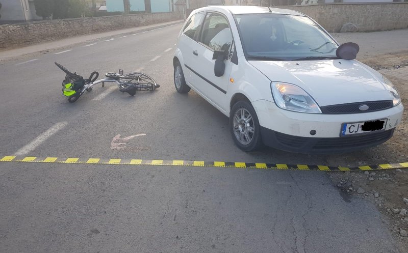 Accident la Cluj. Bătrân pe bicicletă, spulberat de maşină. Nu s-a asigurat