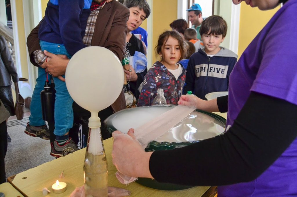 "Sâmbăta Experimentelor" revine. Fizicienii pun Lumea sub microscop şi fac Show cu baloane, la Cluj