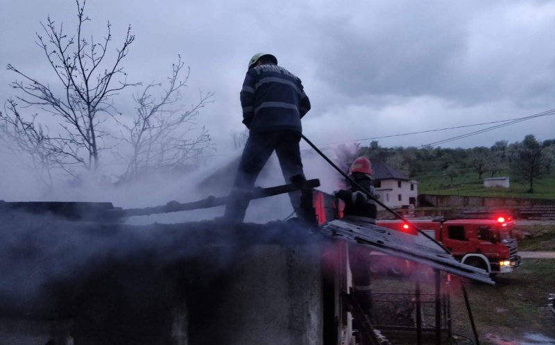 Incendiu la o locuință din Cluj. Acoperișul a fost cuprins de flăcări