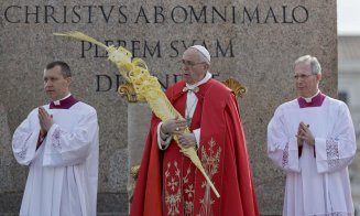 Un român în port popular a citit "Rugăciunea universală", la slujba de Florii ținută de Papa Francisc