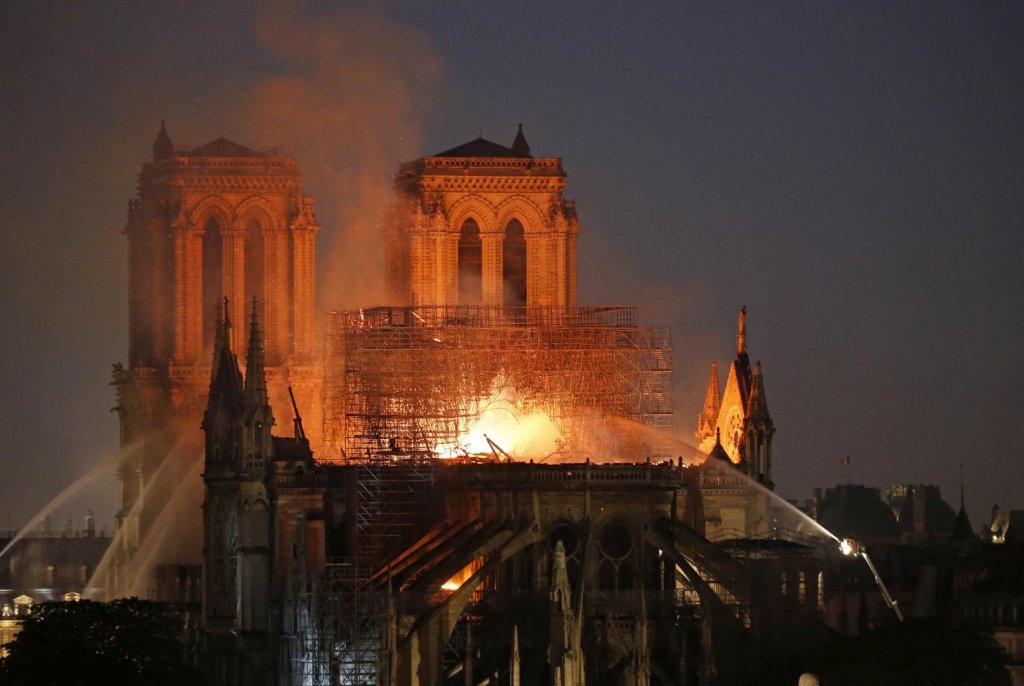 Replica firmei din România, care donează 1 milion de euro pentru Notre-Dame, la criticile internauţilor