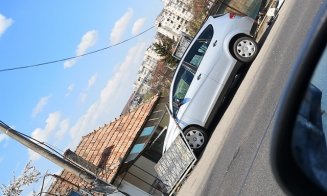 Maşină ieşită în decor, pe Frunzişului. S-a înfipt într-un gard şi a rupt o conductă de gaz