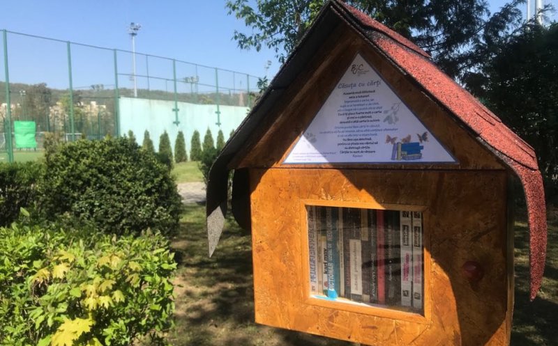 Bibliotecă în aer liber în “Parcul Babeș”. Cărțile sunt "la liber" pe alei