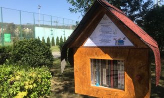 Bibliotecă în aer liber în “Parcul Babeș”. Cărțile sunt "la liber" pe alei