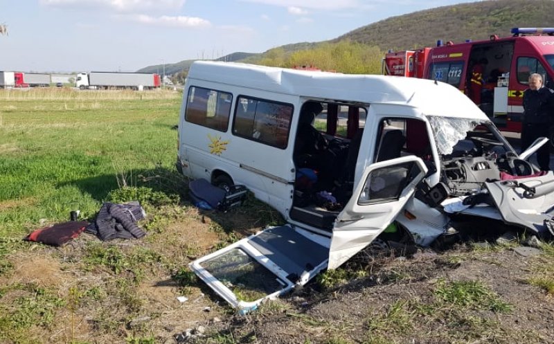 11 răniți într-un accident de microbuz la Căpușu. Copil de 16 ani, în stare gravă, preluat de elicopterul SMURD