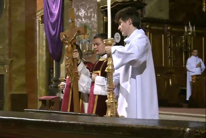 Catolicii sărbătoresc Paștele. Președintele, la slujba de Înviere