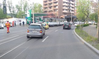 Trei copii și o femeie, răniți într-un accident, în Mănăștur. Tramvaiele, blocate zeci de minute