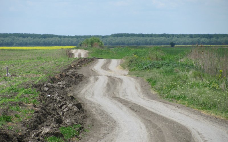 Ne mișcăm greu. O treime din drumurile României, de piatră și pământ
