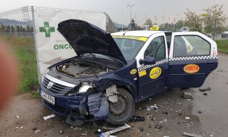 Taxi lovit lângă Metro: Clientul, la spital. Șoferul vinovat, dispărut