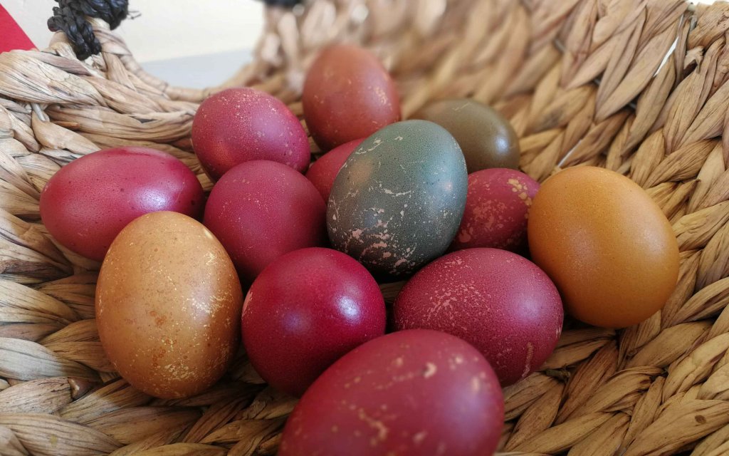 Paște fără chimicale. Cum poți vopsi ouăle natural, fără coloranţi