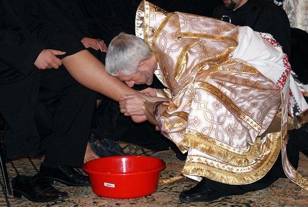 Ritual tradițional în Joia Mare. PS Florentin Crihălmeanu a spălat picioarele a 12 seminarişti