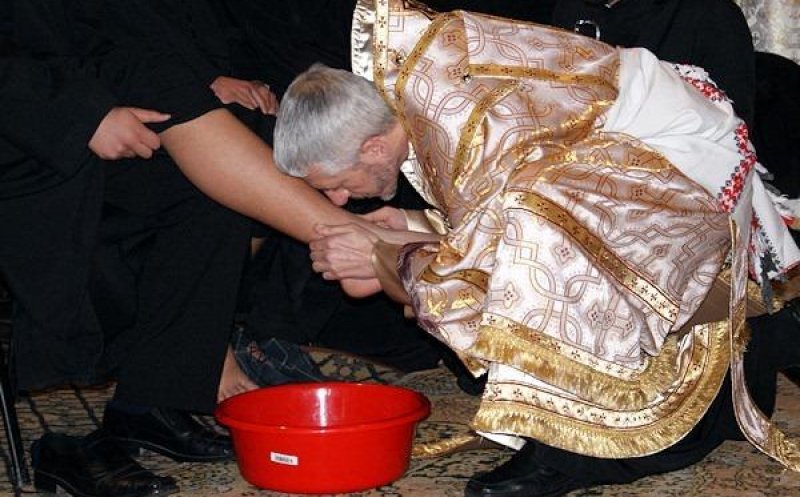 Ritual tradițional în Joia Mare. PS Florentin Crihălmeanu a spălat picioarele a 12 seminarişti