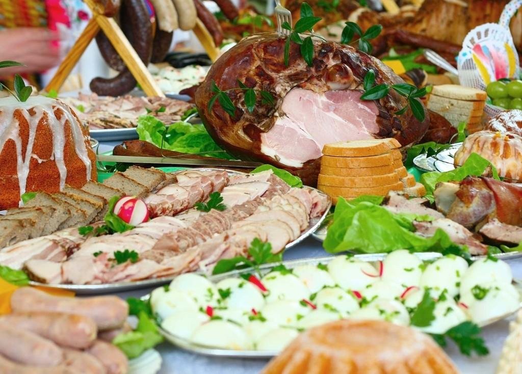 Ce și cât ar trebui să mâncăm în zilele de Paşte. Cum evităm kilogramele în plus