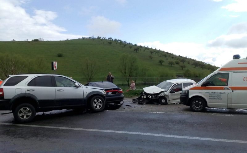 Accident cu trei mașini lângă Cluj. Două persoane rănite