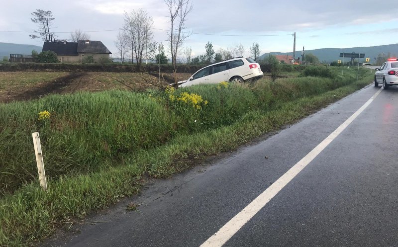 Mașină ieșită în decor, la Cluj. Mătușă și nepoată, rănite