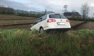 Accident Cluj. Mașină ieșită în decor. Mamă și fiică, rănite