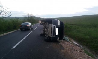 Accident la Cluj. SUV răsturnat în mijlocul drumului
