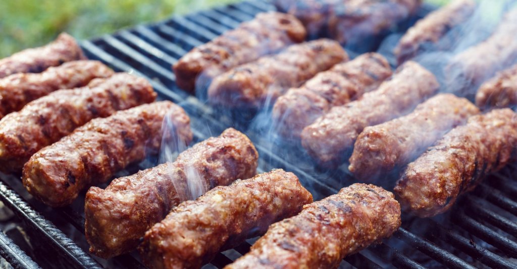 Ţara grătarelor. Românii vor prăji 30 de milioane de mici în minivacanţa de 1 Mai