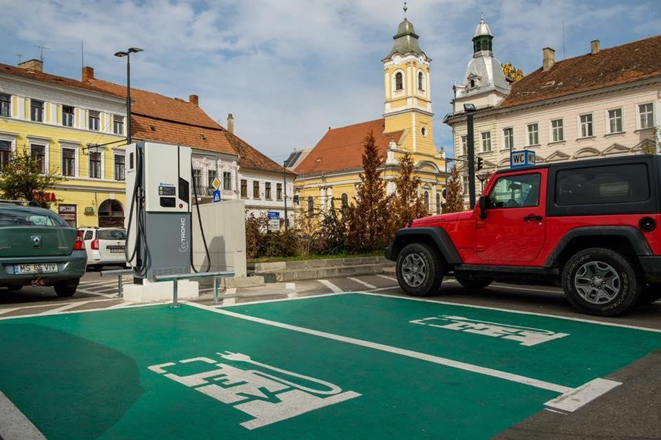 Industria auto trece la motorul electric. Câte staţii de încărcare sunt la Cluj + maşina electrică made in Transilvania