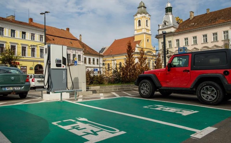 Industria auto trece la motorul electric. Câte staţii de încărcare sunt la Cluj + maşina electrică made in Transilvania