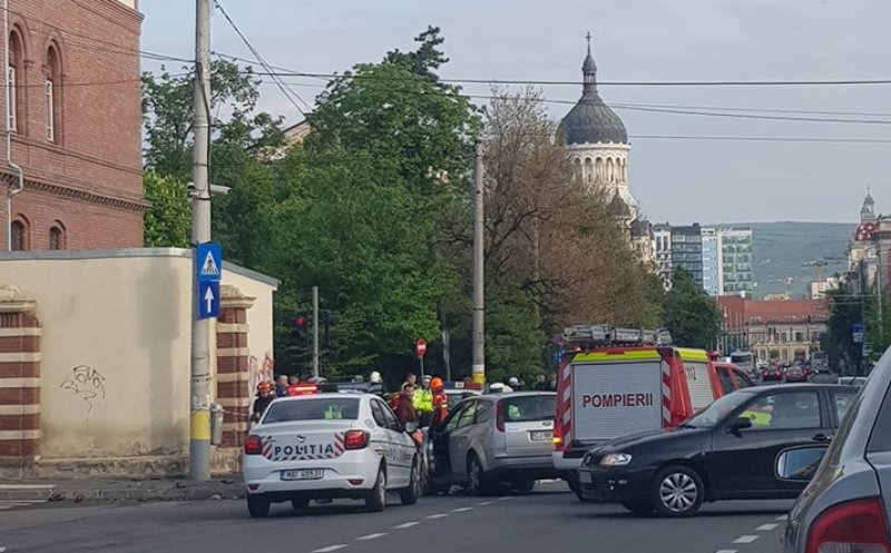 Maşină de poliţie, implicată într-un accident în centrul Clujului. O femeie a fost rănită