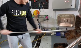 Un tânăr clujean produce bere artizanală într-un garaj